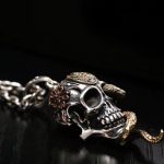 Collier argenté serpent au design crâne unique