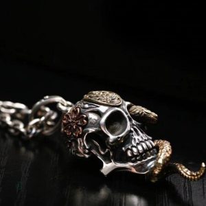 Collier argenté serpent au design crâne unique
