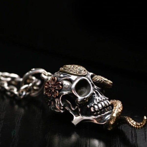Collier argenté serpent au design crâne unique