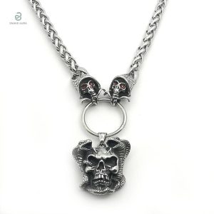 Collier serpent en acier avec motif tête de mort