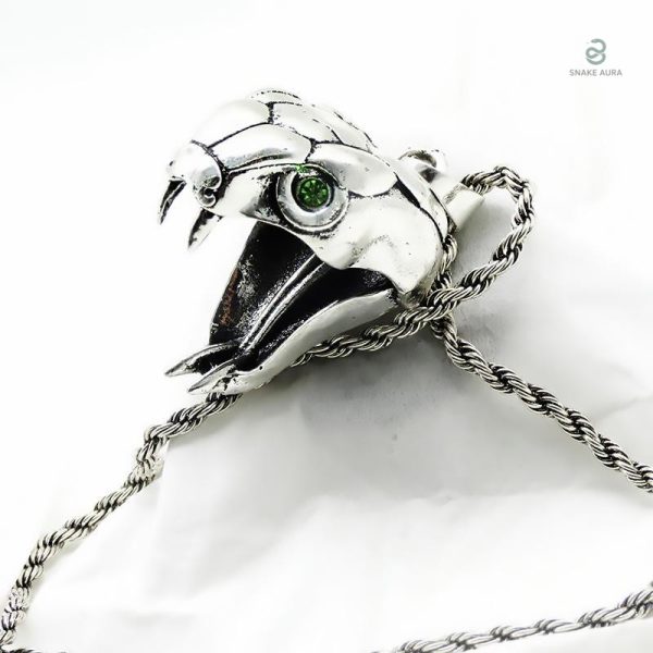 Bijou en argent avec design de serpent stylisé