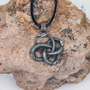 Bijou serpent en inox, parfait pour un look unique et original