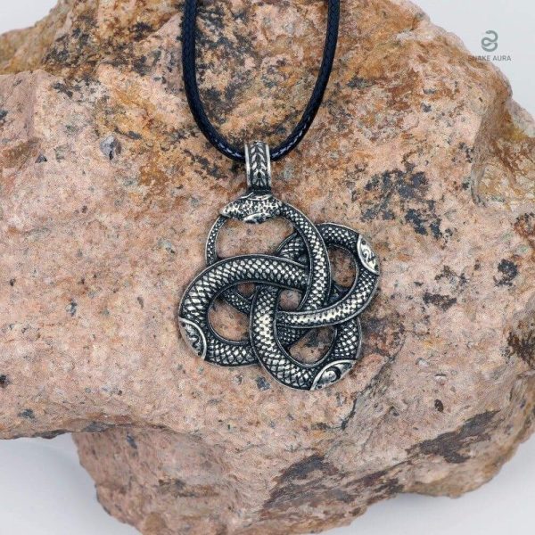 Bijou serpent en inox, parfait pour un look unique et original