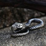 Collier serpent en acier, design vintage unique