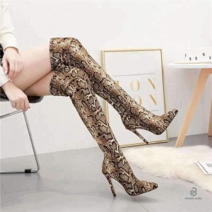 Cuissardes serpent à talon pour un look audacieux