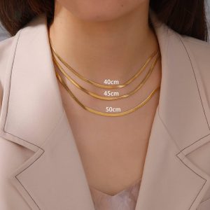 Collier maille serpent plaqué or élégant et contemporain