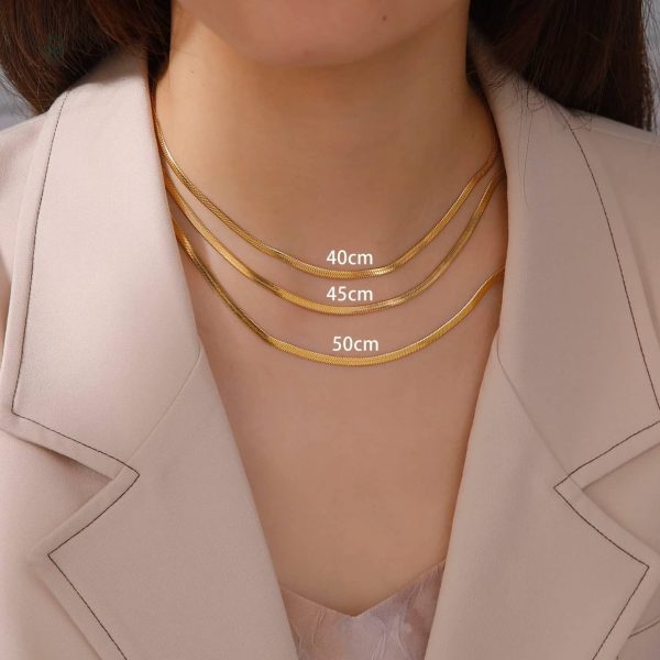 Collier maille serpent plaqué or élégant et contemporain