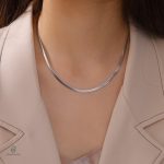 Collier élégant en maille serpent argentée