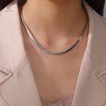 Collier serpent pour un style contemporain et raffiné