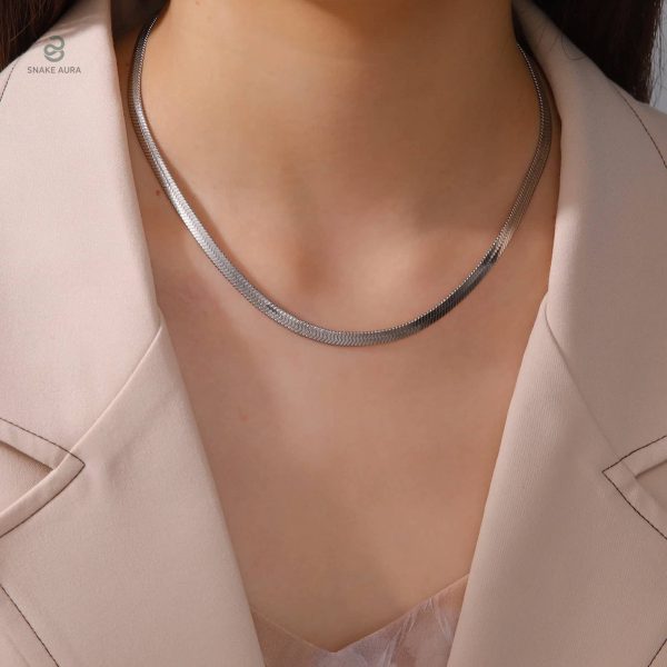 Collier serpent pour un style contemporain et raffiné