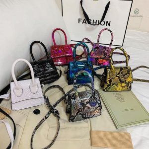 Sac noir style serpent compact parfait pour les sorties