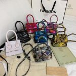 Petite sacoche serpent rose, accessoire chic et moderne pour compléter votre look