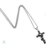 Collier serpent avec croix en design élégant