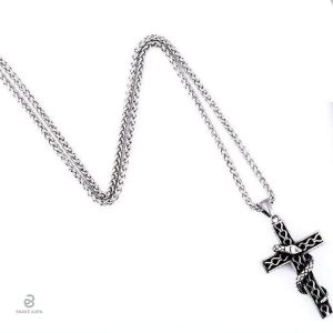 Collier serpent avec croix en design élégant