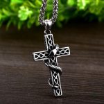 Collier serpent orné d'une croix stylisée
