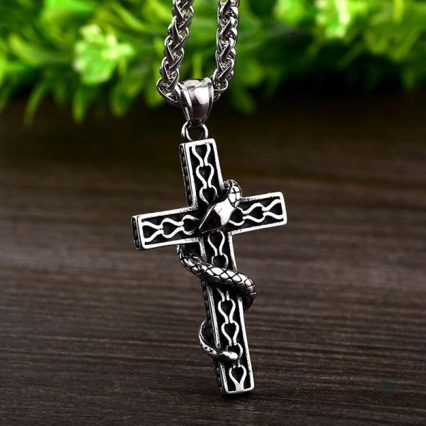 Collier serpent orné d'une croix stylisée