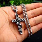 Collier serpent unique avec symbole de croix
