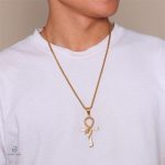 Accessoire tendance : collier serpent et motif Ankh