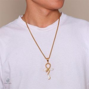 Accessoire tendance : collier serpent et motif Ankh