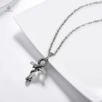 Bijou serpent en argent, design croix distinctif et raffiné