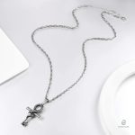 Collier argenté avec motif serpent et croix, accessoire tendance
