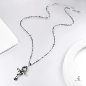 Collier argenté avec motif serpent et croix, accessoire tendance
