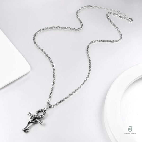Collier argenté avec motif serpent et croix, accessoire tendance