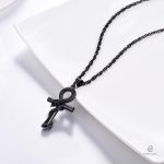 Accessoire serpent chic avec motif croix en noir
