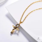 Bijou serpent en or avec symbole de croix