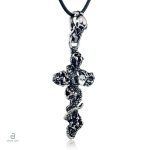Collier serpent décoré d'une tête de mort et croix