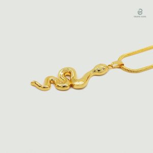 Accessoire serpent, élégance moderne