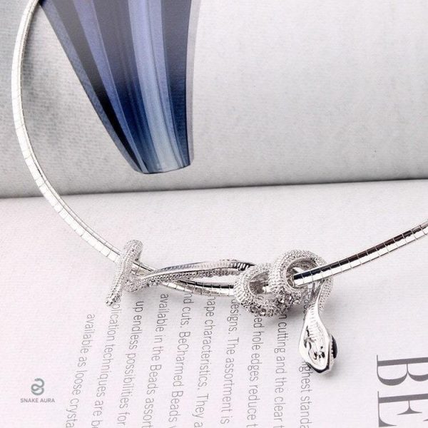 Collier serpent en argent brillant au design minimaliste