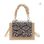 Sac carré beige en simili serpent, élégant et tendance.