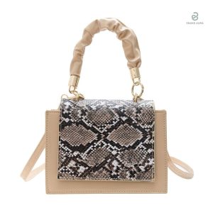 Sac carré beige en simili serpent, élégant et tendance.