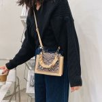 Sac serpent beige, design carré chic pour un look raffiné.