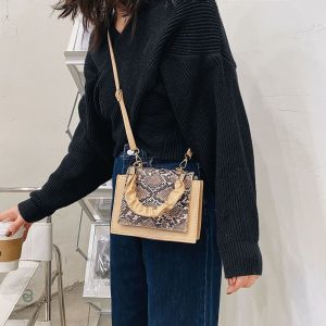 Sac serpent beige, design carré chic pour un look raffiné.