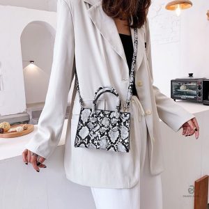 Sac serpent en blanc, accessoire de mode chic