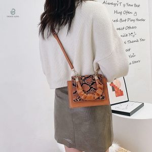 Sac carré en serpent marron, accessoire tendance