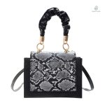 Sac carré noir en style serpent, élégant et tendance