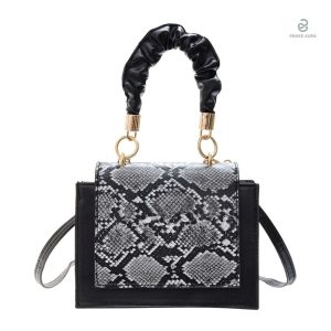 Sac carré noir en style serpent, élégant et tendance