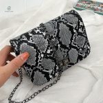 Sac à bandoulière noir avec motif serpent