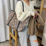 Accessoire pratique avec motif serpent
