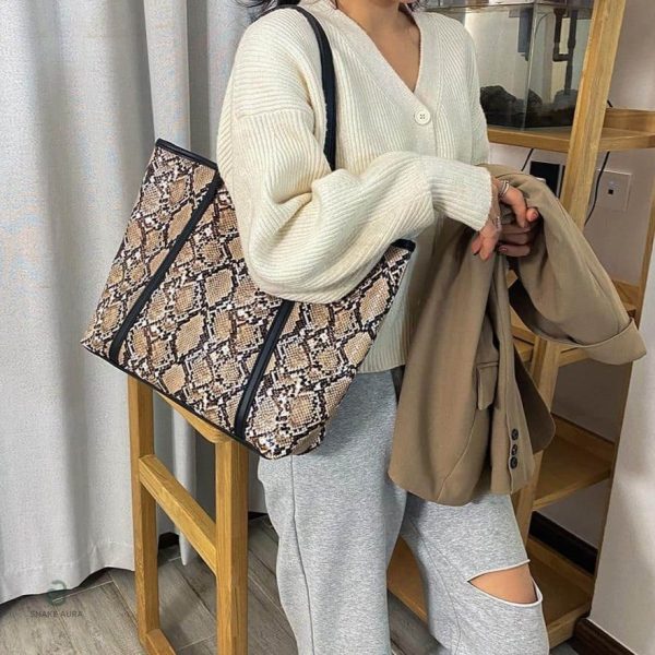 Accessoire pratique avec motif serpent