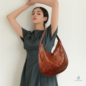 Accessoire tendance, sac serpent marron polyvalent