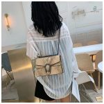 Sac à main serpent au look glamour et moderne