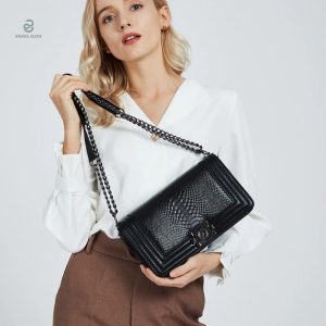 Sac femme en simili serpent noir, tendance et stylé.