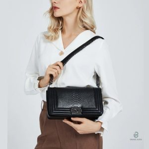 Sac noir en motif serpent, à porter au quotidien.