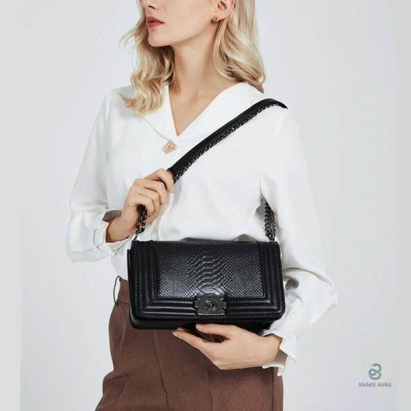Sac noir en motif serpent, à porter au quotidien.