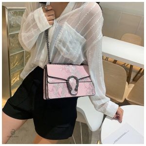 Sac serpent en python rose, accessoire mode chic et original
