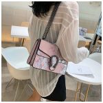 Accessoire serpent Python, couleur rose, idéal pour compléter une tenue